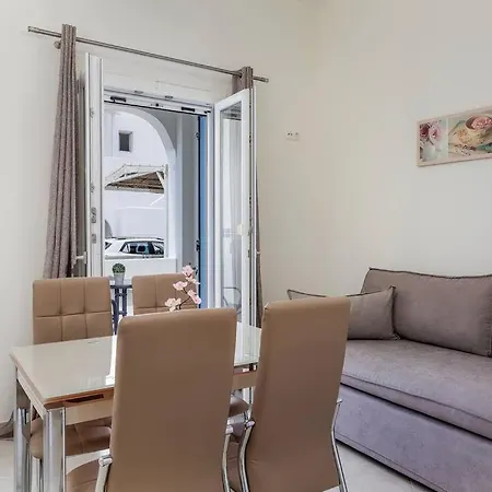 شقة Naxian Place 3 *